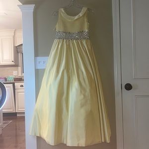 Buatiful yellow pageant gown,